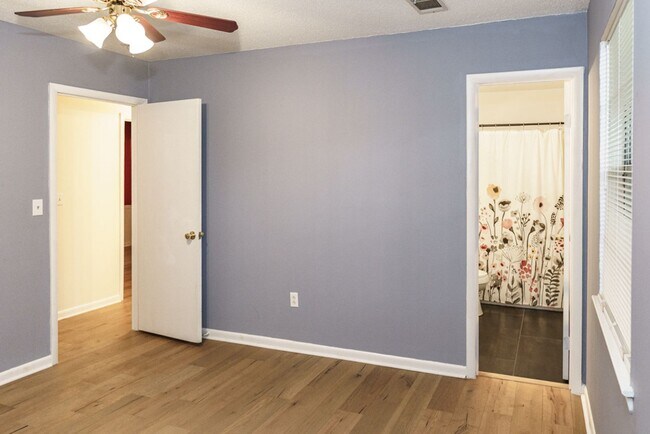 Building Photo - Beautiful 4 bedroom in the heart of Mossy ...