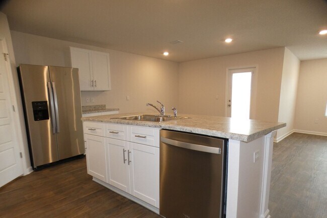Building Photo - 4 Bedroom Home - Bridlewood