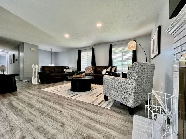 Building Photo - 6631 Pin Oak Ct