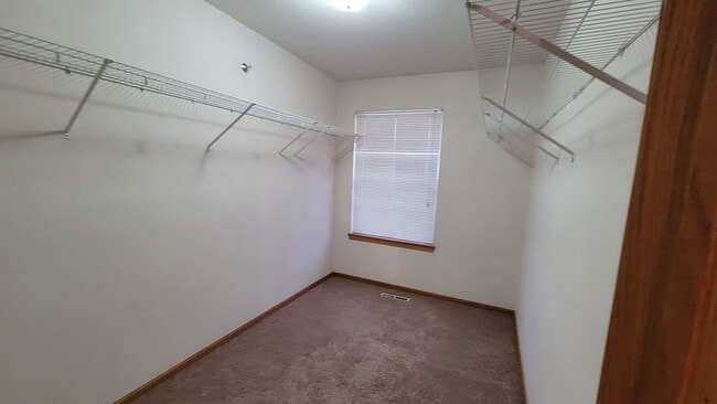 Building Photo - 3 Bedroom 1.5 bath, 2 stall garage Great SE location.