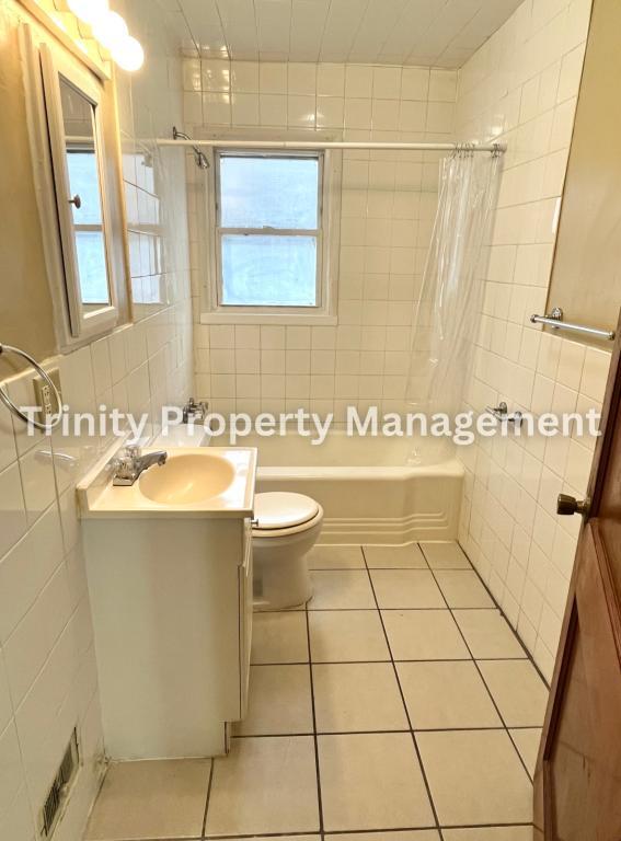 Building Photo - 601 Collins Ave