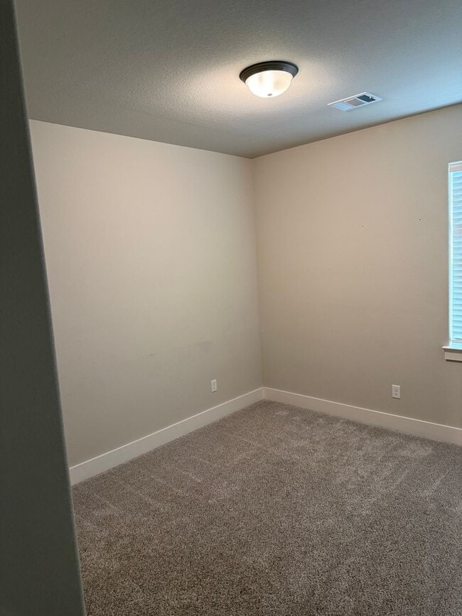 Building Photo - 3/2/2 - GODLEY ISD - GREAT Neighborhood