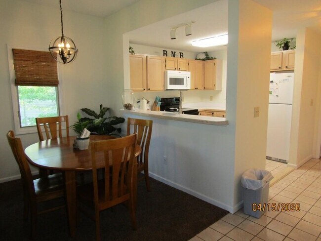 Building Photo - 1221 Lake Dr