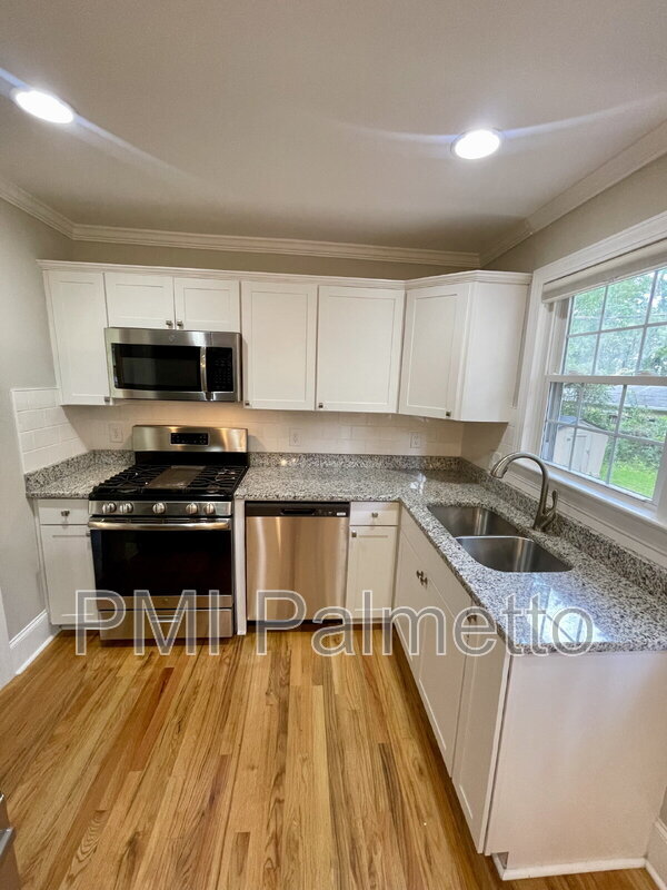 Building Photo - 746 Deerwood St
