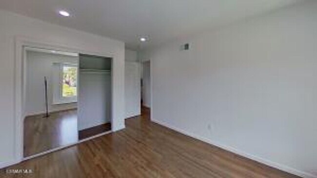 Building Photo - Beautifully updated! Stunning views from every room!