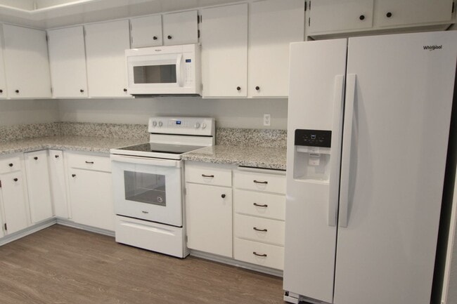 Building Photo - Remodeled Redding Condo!