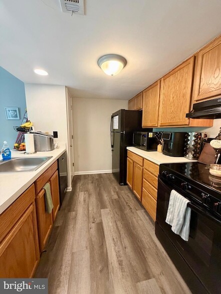 Building Photo - 415 Strathaven Ct