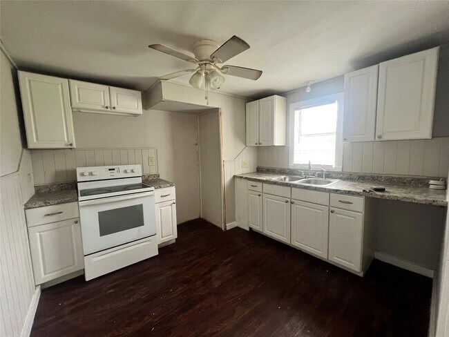Building Photo - 312 S Pumphrey