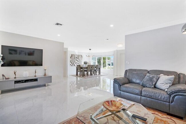 Building Photo - 4101 NE 24th Ave