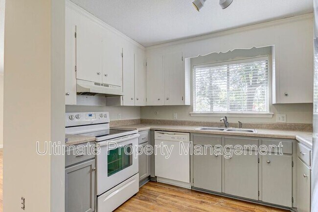 Building Photo - 2101 Delgado St