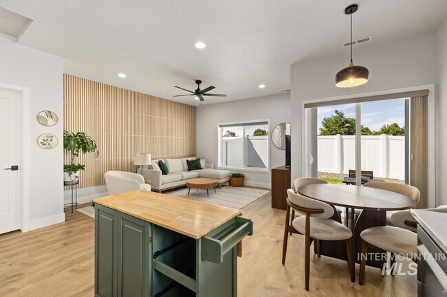 Building Photo - 10494 W Shields Ave