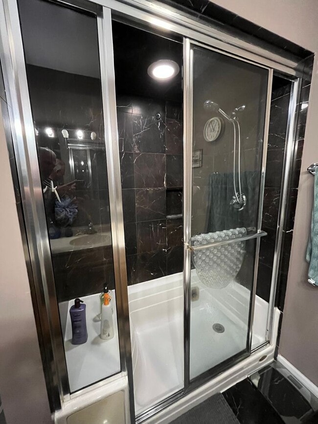 Building Photo - Warm Vintage Jumbo 2BR 2Bth w fireplace an...