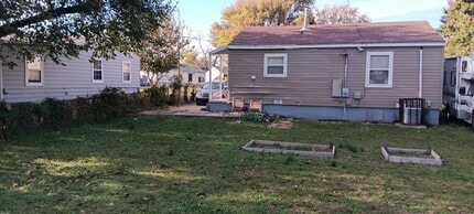 Building Photo - 548 E Woodrow St