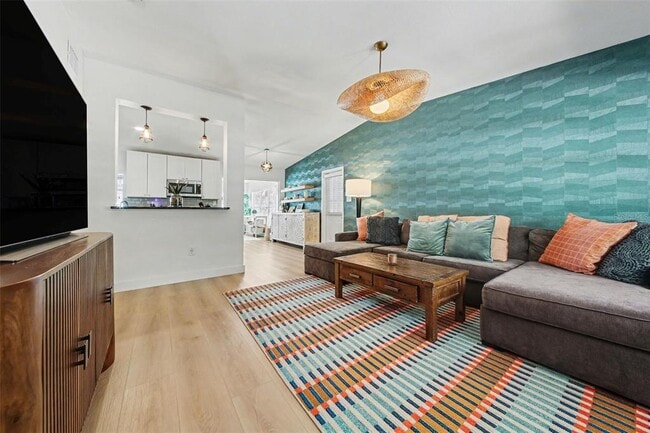 Building Photo - 1026 S Lakemont Ave