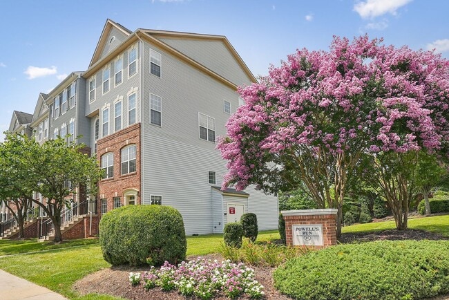 Building Photo - Beautiful End-Unit Townhome-Style Condo Ne...