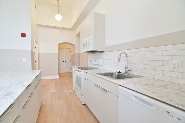 Building Photo - 30 W Broad St