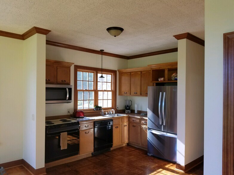 Building Photo - 3241 Iroquois Rd