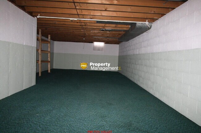 Building Photo - Large Updated 3 Bedroom Ranch