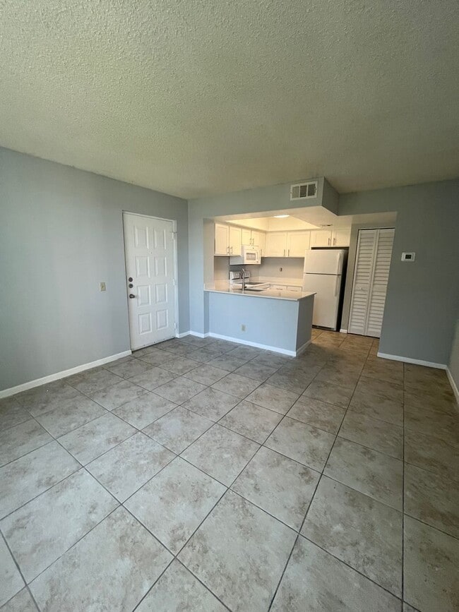 Building Photo - RENOVATED ONE BEDROOM ONE BATHROOM WITH LA...