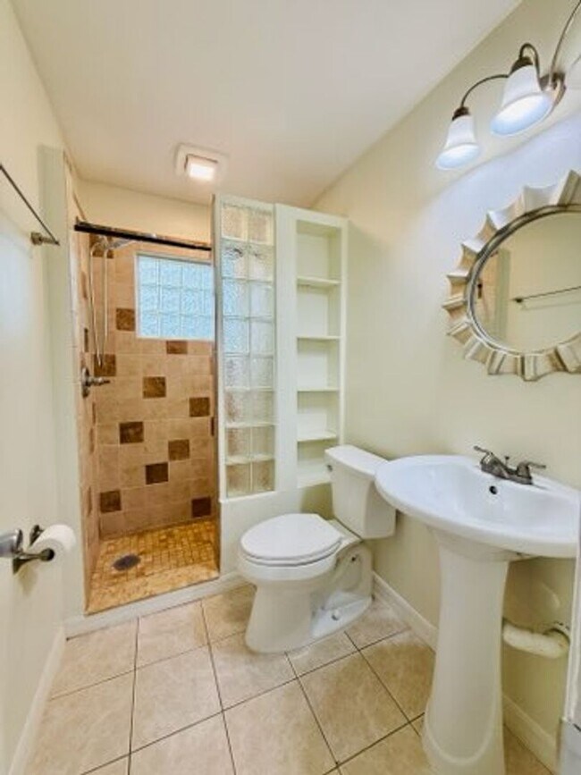 Building Photo - Kissimmee - 3 Bedroom, 2 Bathroom - $2,295.00