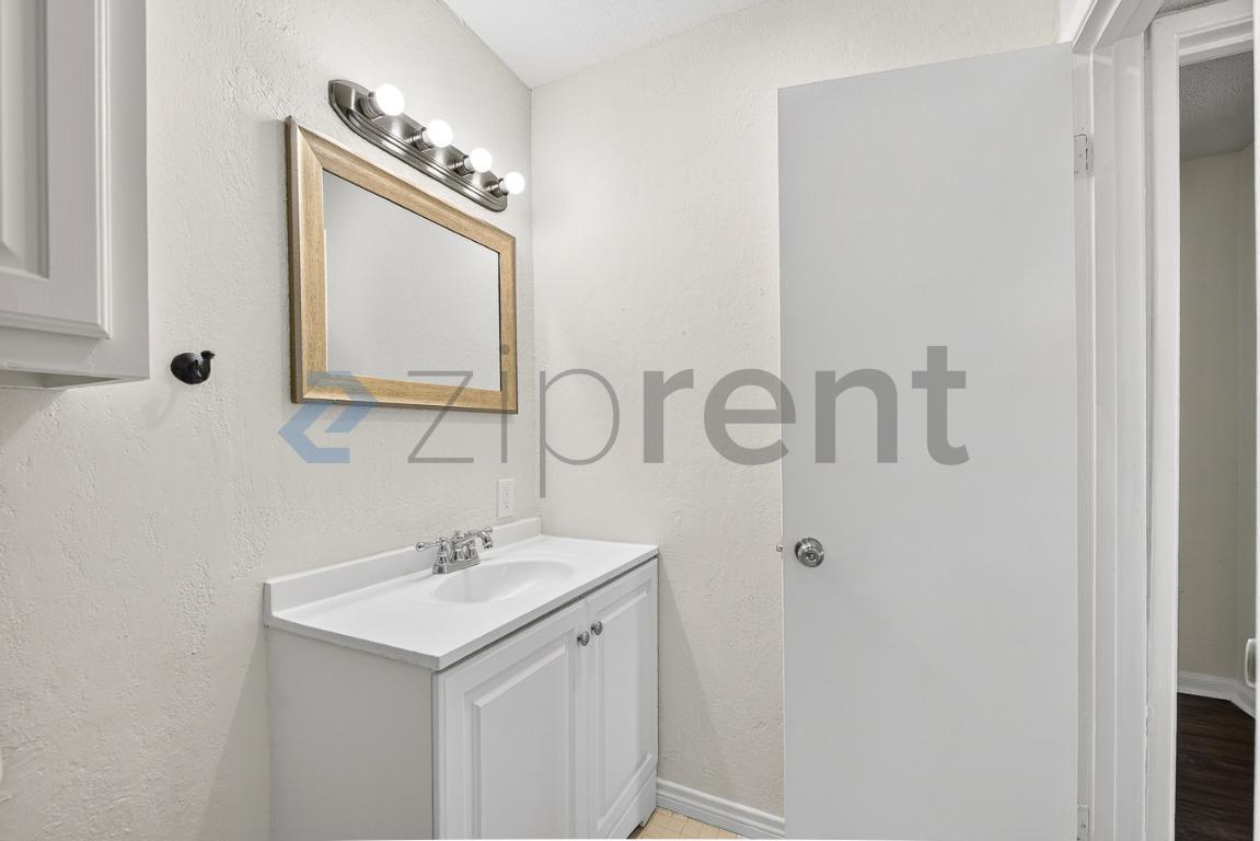 Building Photo - Unit