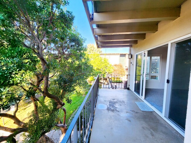 Building Photo - Large Woodlake condominium with big fronta...