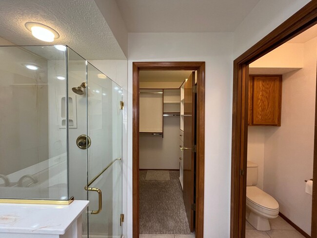 Building Photo - Nice 3 Bedroom 2 Bathroom Home Located In ...