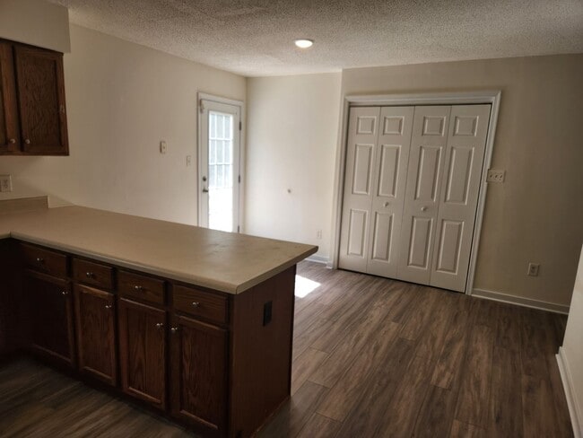 Building Photo - Chesterfield 4 bedroom 3 Full Bath Home-Be...