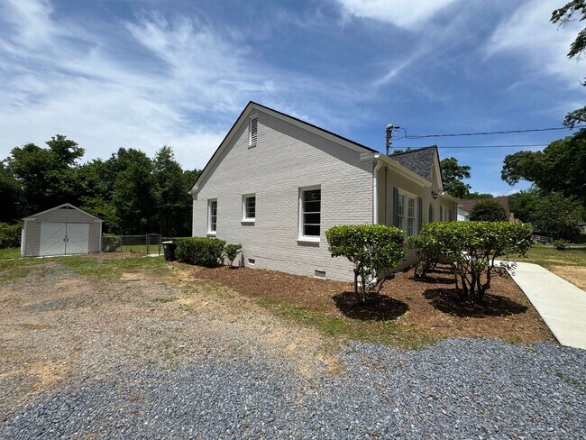 Building Photo - Renovated 3/2.5 House with bonus room in South Rome- $1,795