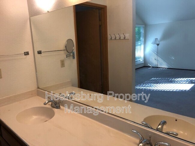 Building Photo - 1304 Foothill Dr