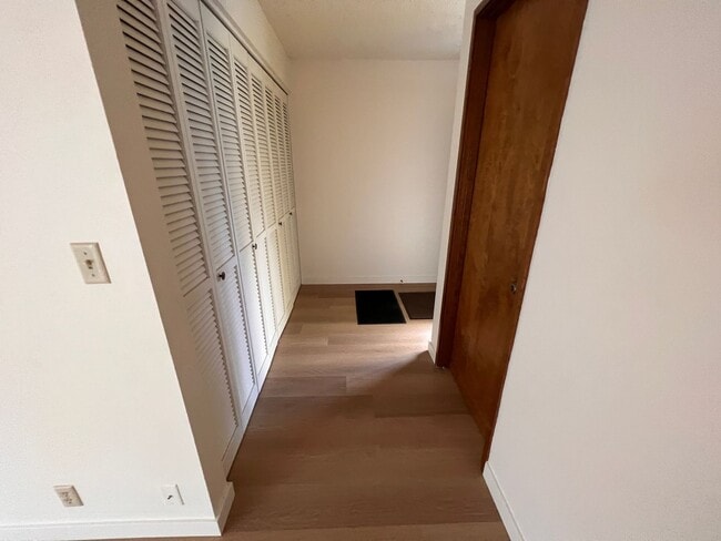 Building Photo - 2 bed 1.5 bath Eugene townhome
