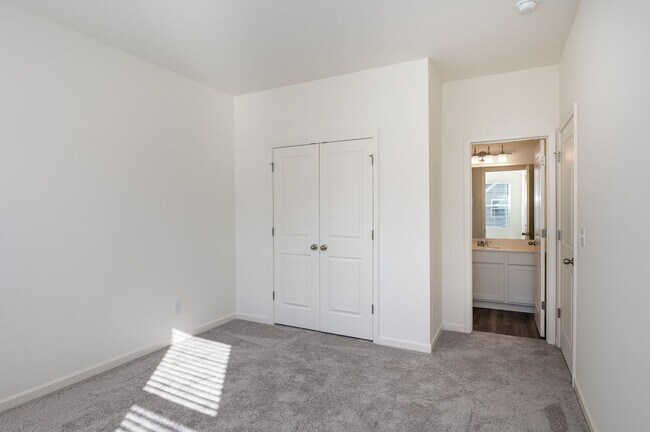 Building Photo - Absolutely Beautiful Townhome in Lovely Wake Forest Community