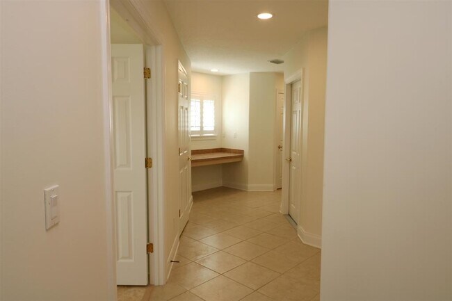 Building Photo - 207 Sunset Point