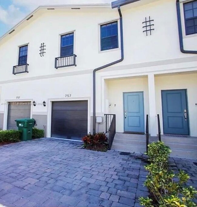 Primary Photo - 757 SW 11th St