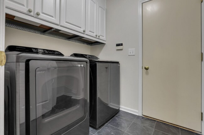 Building Photo - 6715 Sunningdale Dr