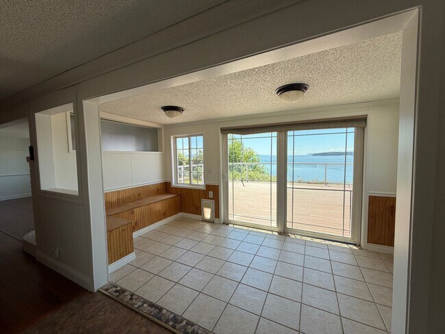 Building Photo - 2814 Mission Beach Heights Rd