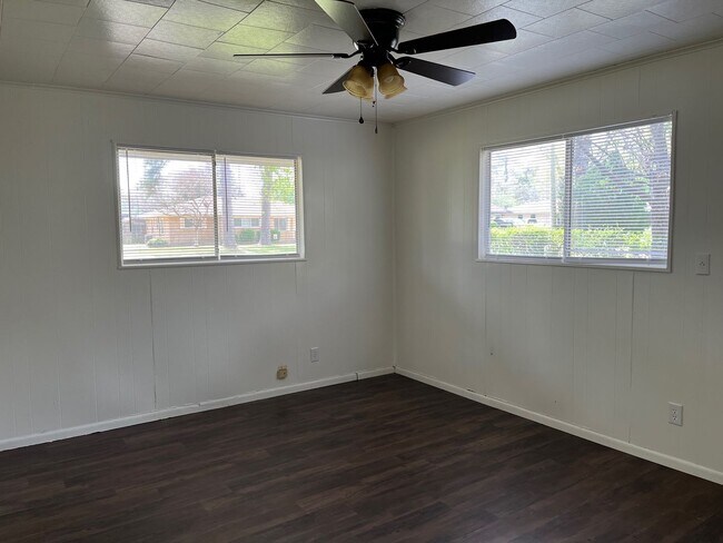 Building Photo - 3BR/1BA in Hyde Park