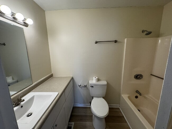 Building Photo - Townhouse for Rent