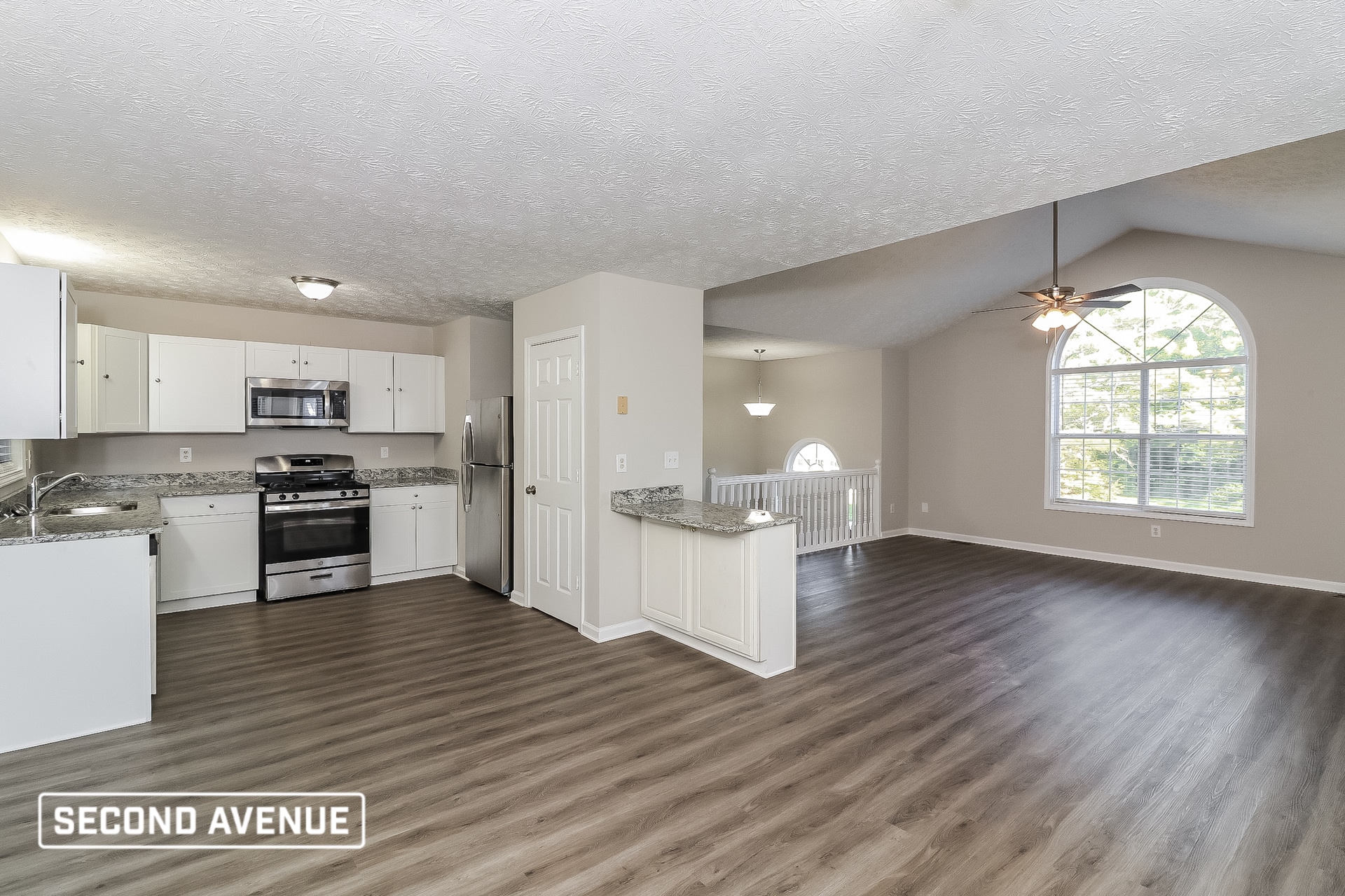 Building Photo - 400 N Hickory Ln