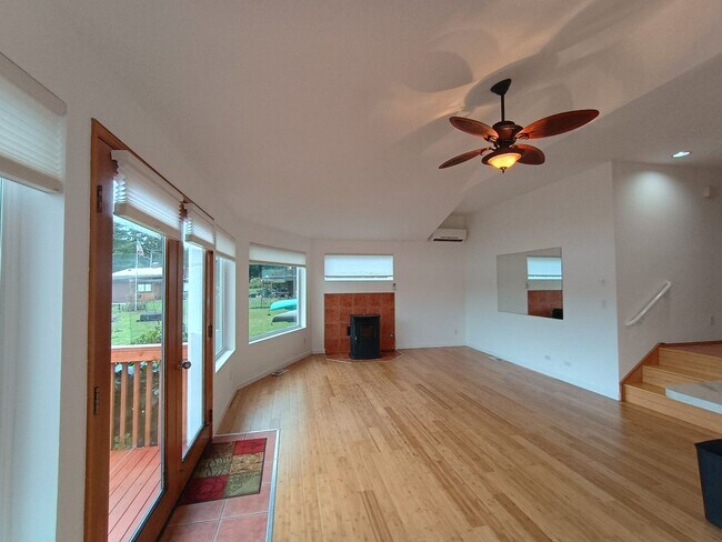 Building Photo - Rare Lakefront Retreat