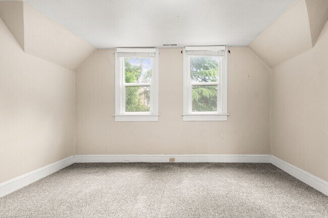 Building Photo - 714 SE 19th Ave