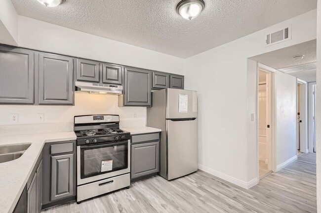 Building Photo - MOVE IN SPECIAL! HALF OFF FIRST MONTH'S RENT - Lovely 2 Bedroom Condo Near the Strip!