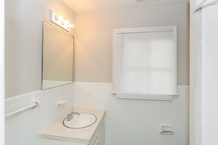 Building Photo - 523 Engleside St