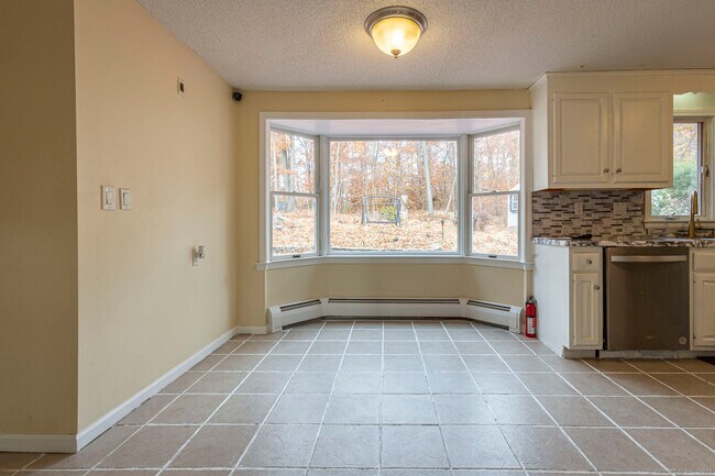 Building Photo - 288 Candlewyck Dr