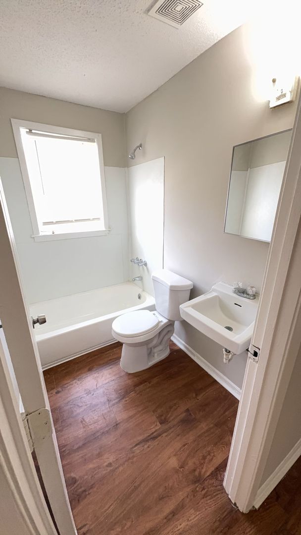 Building Photo - Charming 1 Bed / 1 Bath Home – Open To Section 8