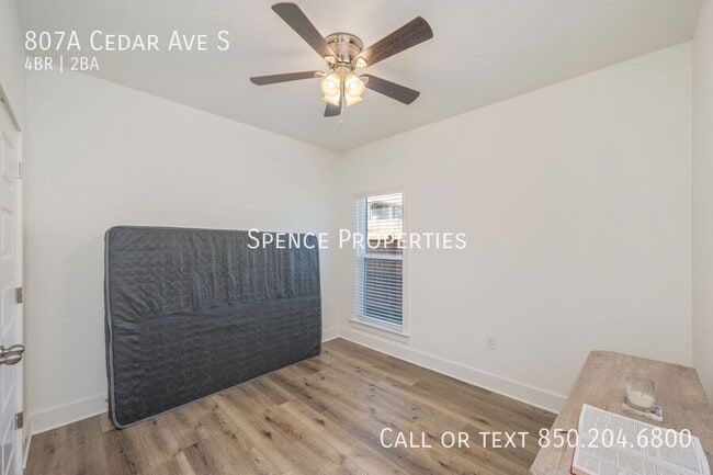 Building Photo - 807A Cedar Ave S