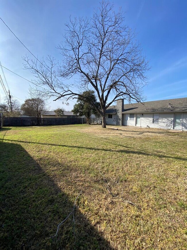 Building Photo - 6817 Miranda Dr