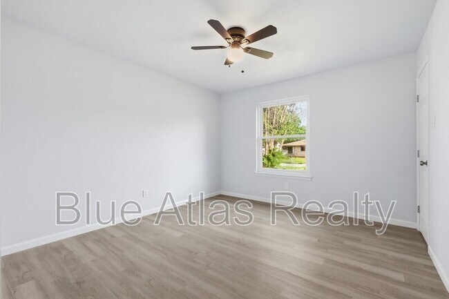 Building Photo - 1547 Oakbrook St