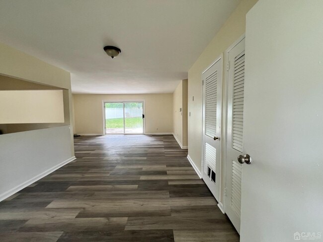 Building Photo - 6 Poe Ct