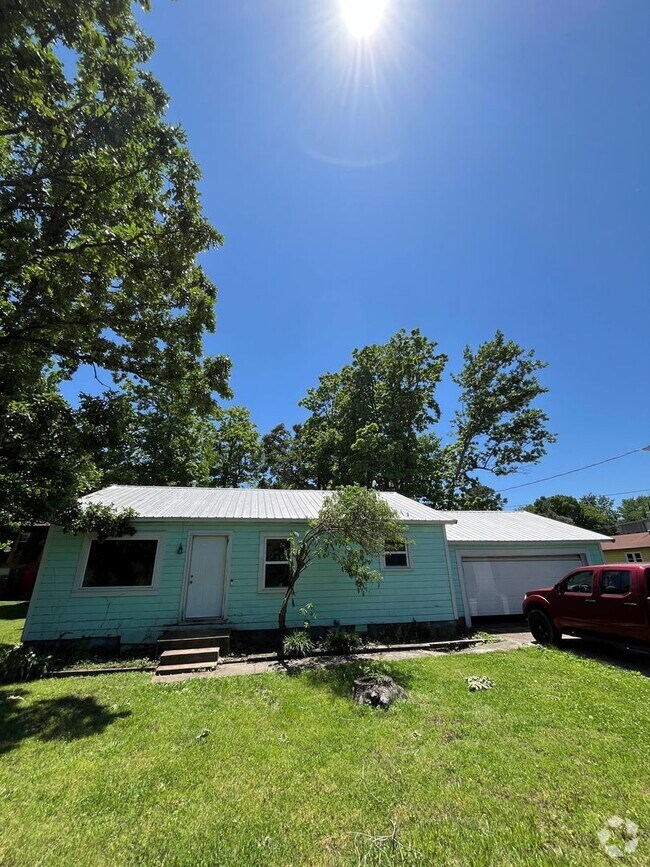 Building Photo - 4 bedroom 2 bath home near campus